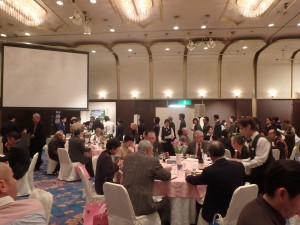 冬の味覚を堪能する参加者